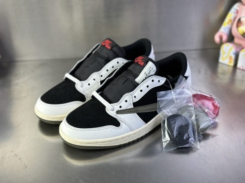 【AT3090】NIKE（ナイキ）×トラビス・スコット AIR JORDAN 1 LOW OG Medium Oliveは、トラビス・スコットとのコラボレーションスニーカーです DZ4137-106
