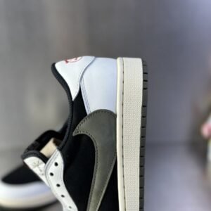 【AT3090】NIKE（ナイキ）×トラビス・スコット AIR JORDAN 1 LOW OG Medium Oliveは、トラビス・スコットとのコラボレーションスニーカーです DZ4137-106