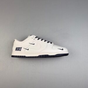 【AT3105】Nike Dunk SB Low ナイキダンクSBローは、ホワイトを主要なカラーとし、ホワイトのレザーフレームカバーレイヤーを組み合わせて、シューズを非常に汎用性のあるものにしています。同時に、Swooshロゴのデコラティブパッチには、反射する3M素材が使用されており、よりクールな印象を与えます。
