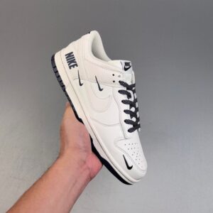 【AT3105】Nike Dunk SB Low ナイキダンクSBローは、ホワイトを主要なカラーとし、ホワイトのレザーフレームカバーレイヤーを組み合わせて、シューズを非常に汎用性のあるものにしています。同時に、Swooshロゴのデコラティブパッチには、反射する3M素材が使用されており、よりクールな印象を与えます。