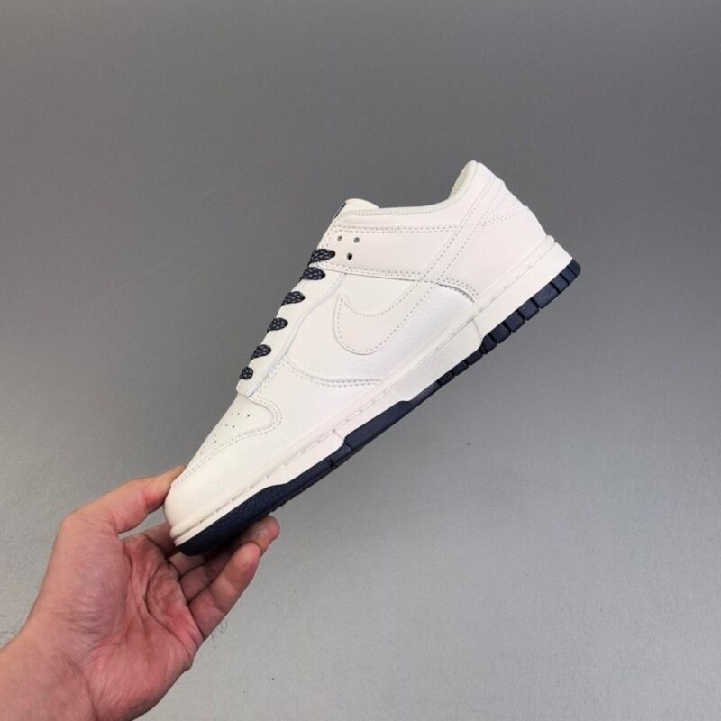 【AT3105】Nike Dunk SB Low ナイキダンクSBローは、ホワイトを主要なカラーとし、ホワイトのレザーフレームカバーレイヤーを組み合わせて、シューズを非常に汎用性のあるものにしています。同時に、Swooshロゴのデコラティブパッチには、反射する3M素材が使用されており、よりクールな印象を与えます。