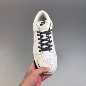 【AT3105】Nike Dunk SB Low ナイキダンクSBローは、ホワイトを主要なカラーとし、ホワイトのレザーフレームカバーレイヤーを組み合わせて、シューズを非常に汎用性のあるものにしています。同時に、Swooshロゴのデコラティブパッチには、反射する3M素材が使用されており、よりクールな印象を与えます。