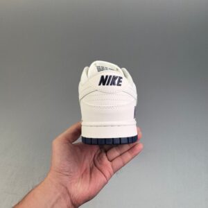 【AT3105】Nike Dunk SB Low ナイキダンクSBローは、ホワイトを主要なカラーとし、ホワイトのレザーフレームカバーレイヤーを組み合わせて、シューズを非常に汎用性のあるものにしています。同時に、Swooshロゴのデコラティブパッチには、反射する3M素材が使用されており、よりクールな印象を与えます。