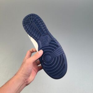 【AT3105】Nike Dunk SB Low ナイキダンクSBローは、ホワイトを主要なカラーとし、ホワイトのレザーフレームカバーレイヤーを組み合わせて、シューズを非常に汎用性のあるものにしています。同時に、Swooshロゴのデコラティブパッチには、反射する3M素材が使用されており、よりクールな印象を与えます。