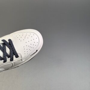 【AT3105】Nike Dunk SB Low ナイキダンクSBローは、ホワイトを主要なカラーとし、ホワイトのレザーフレームカバーレイヤーを組み合わせて、シューズを非常に汎用性のあるものにしています。同時に、Swooshロゴのデコラティブパッチには、反射する3M素材が使用されており、よりクールな印象を与えます。