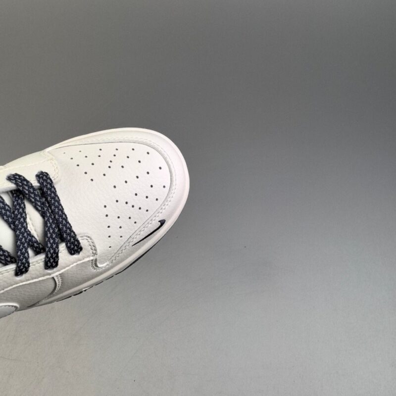 【AT3105】Nike Dunk SB Low ナイキダンクSBローは、ホワイトを主要なカラーとし、ホワイトのレザーフレームカバーレイヤーを組み合わせて、シューズを非常に汎用性のあるものにしています。同時に、Swooshロゴのデコラティブパッチには、反射する3M素材が使用されており、よりクールな印象を与えます。