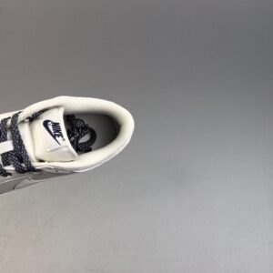 【AT3105】Nike Dunk SB Low ナイキダンクSBローは、ホワイトを主要なカラーとし、ホワイトのレザーフレームカバーレイヤーを組み合わせて、シューズを非常に汎用性のあるものにしています。同時に、Swooshロゴのデコラティブパッチには、反射する3M素材が使用されており、よりクールな印象を与えます。