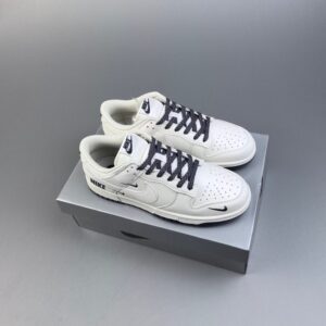 【AT3105】Nike Dunk SB Low ナイキダンクSBローは、ホワイトを主要なカラーとし、ホワイトのレザーフレームカバーレイヤーを組み合わせて、シューズを非常に汎用性のあるものにしています。同時に、Swooshロゴのデコラティブパッチには、反射する3M素材が使用されており、よりクールな印象を与えます。