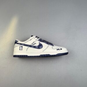 【AT3106】MLB x Nike Dunk SB Low x ナイキダンクSBロー MLB x ナイキSBロー コラボ 白青のデニム 靴全体はクリーム色の革をメインカラーとし、クリーム色のフレームカバー層を組み合わせ、靴を非常に汎用性のあるものにしました。靴の舌にはMLBの文字が表示され、よりクールになりました。