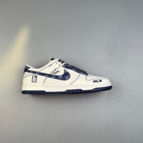 【AT3106】MLB x Nike Dunk SB Low x ナイキダンクSBロー MLB x ナイキSBロー コラボ 白青のデニム 靴全体はクリーム色の革をメインカラーとし、クリーム色のフレームカバー層を組み合わせ、靴を非常に汎用性のあるものにしました。靴の舌にはMLBの文字が表示され、よりクールになりました。