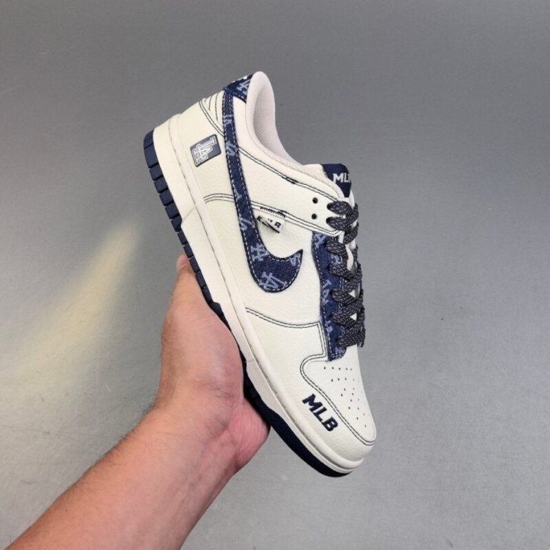 【AT3106】MLB x Nike Dunk SB Low x ナイキダンクSBロー MLB x ナイキSBロー コラボ 白青のデニム 靴全体はクリーム色の革をメインカラーとし、クリーム色のフレームカバー層を組み合わせ、靴を非常に汎用性のあるものにしました。靴の舌にはMLBの文字が表示され、よりクールになりました。