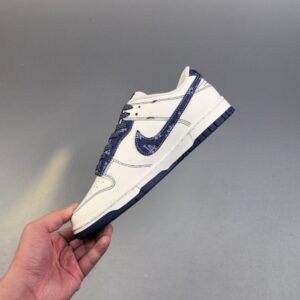 【AT3106】MLB x Nike Dunk SB Low x ナイキダンクSBロー MLB x ナイキSBロー コラボ 白青のデニム 靴全体はクリーム色の革をメインカラーとし、クリーム色のフレームカバー層を組み合わせ、靴を非常に汎用性のあるものにしました。靴の舌にはMLBの文字が表示され、よりクールになりました。