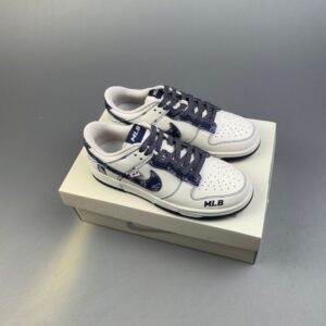 【AT3106】MLB x Nike Dunk SB Low x ナイキダンクSBロー MLB x ナイキSBロー コラボ 白青のデニム 靴全体はクリーム色の革をメインカラーとし、クリーム色のフレームカバー層を組み合わせ、靴を非常に汎用性のあるものにしました。靴の舌にはMLBの文字が表示され、よりクールになりました。