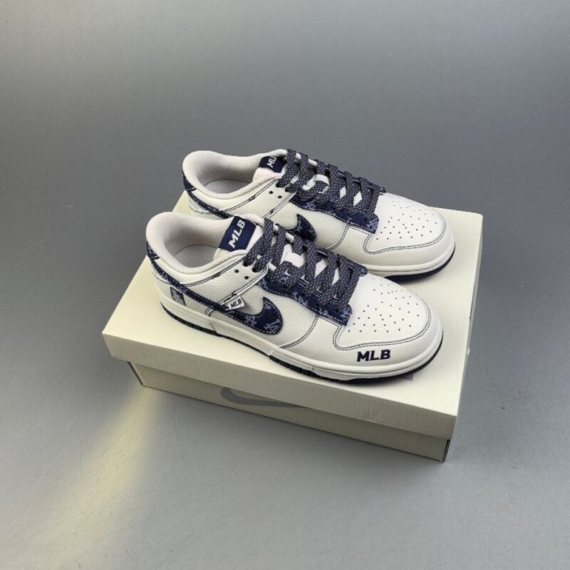 【AT3106】MLB x Nike Dunk SB Low x ナイキダンクSBロー MLB x ナイキSBロー コラボ 白青のデニム 靴全体はクリーム色の革をメインカラーとし、クリーム色のフレームカバー層を組み合わせ、靴を非常に汎用性のあるものにしました。靴の舌にはMLBの文字が表示され、よりクールになりました。