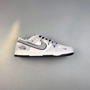 【AT3107】MLB x Nike Dunk SB Low MLB x ナイキダンクSBロー このシューズは、クリーム色のレザーをメインカラーとし、クリーム色のフレームカバーレイヤーを組み合わせて、シューズが非常に汎用性のあるものになるようにしています。シューズの舌にはMLBの文字が入っており、さらに派手に見せています。