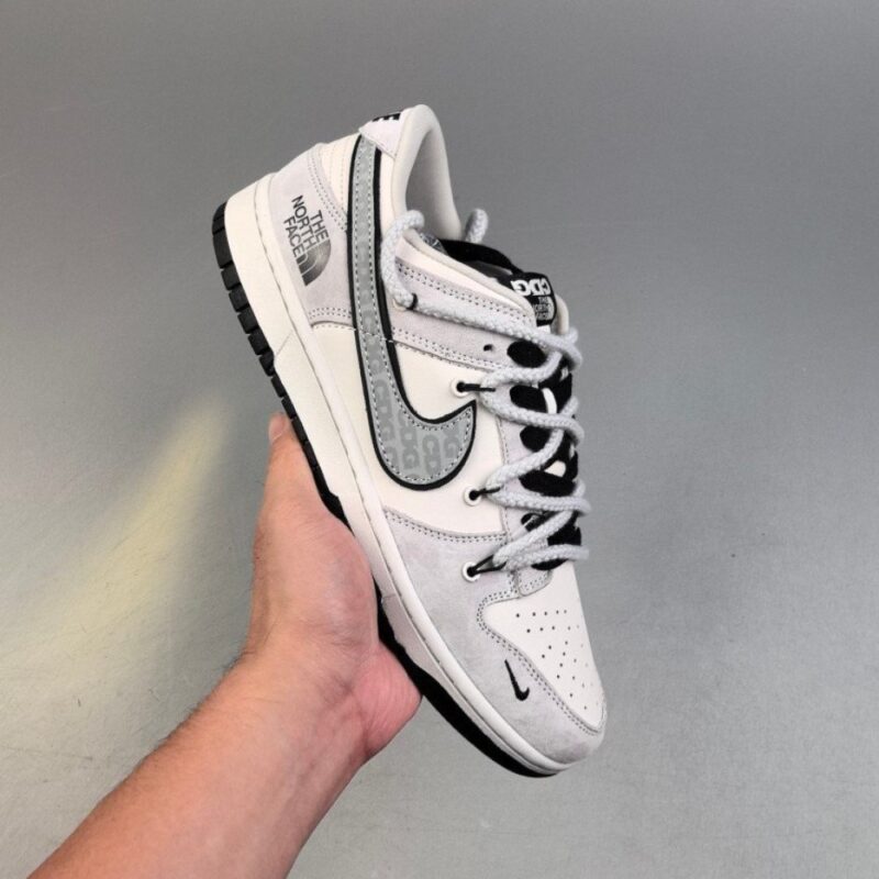 【AT3107】MLB x Nike Dunk SB Low MLB x ナイキダンクSBロー このシューズは、クリーム色のレザーをメインカラーとし、クリーム色のフレームカバーレイヤーを組み合わせて、シューズが非常に汎用性のあるものになるようにしています。シューズの舌にはMLBの文字が入っており、さらに派手に見せています。