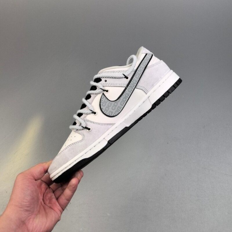 【AT3107】MLB x Nike Dunk SB Low MLB x ナイキダンクSBロー このシューズは、クリーム色のレザーをメインカラーとし、クリーム色のフレームカバーレイヤーを組み合わせて、シューズが非常に汎用性のあるものになるようにしています。シューズの舌にはMLBの文字が入っており、さらに派手に見せています。