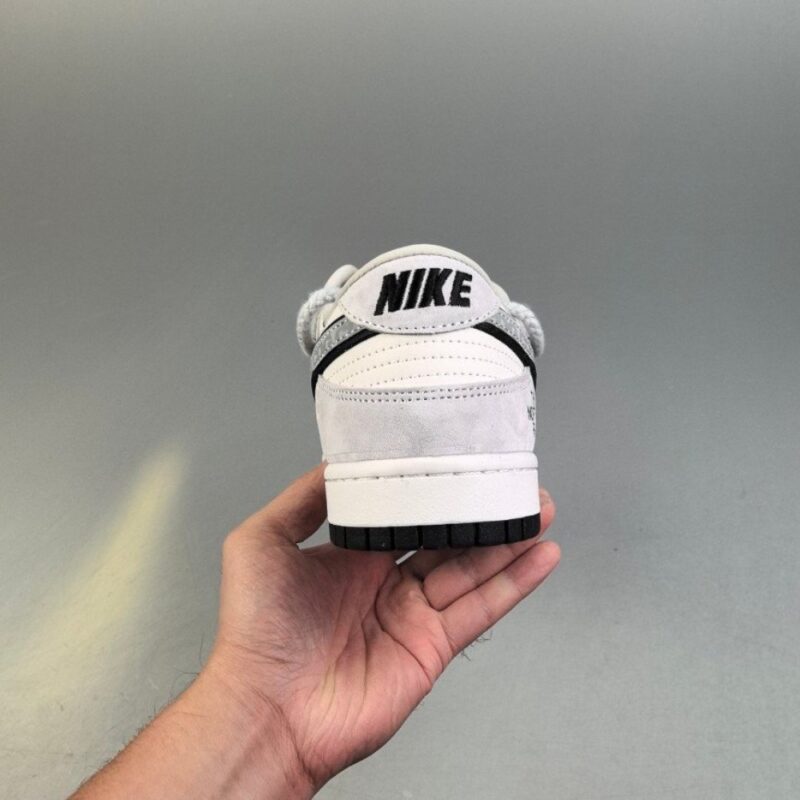【AT3107】MLB x Nike Dunk SB Low MLB x ナイキダンクSBロー このシューズは、クリーム色のレザーをメインカラーとし、クリーム色のフレームカバーレイヤーを組み合わせて、シューズが非常に汎用性のあるものになるようにしています。シューズの舌にはMLBの文字が入っており、さらに派手に見せています。