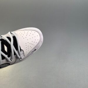 【AT3107】MLB x Nike Dunk SB Low MLB x ナイキダンクSBロー このシューズは、クリーム色のレザーをメインカラーとし、クリーム色のフレームカバーレイヤーを組み合わせて、シューズが非常に汎用性のあるものになるようにしています。シューズの舌にはMLBの文字が入っており、さらに派手に見せています。