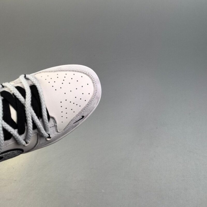 【AT3107】MLB x Nike Dunk SB Low MLB x ナイキダンクSBロー このシューズは、クリーム色のレザーをメインカラーとし、クリーム色のフレームカバーレイヤーを組み合わせて、シューズが非常に汎用性のあるものになるようにしています。シューズの舌にはMLBの文字が入っており、さらに派手に見せています。