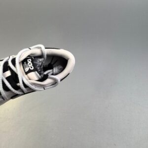 【AT3107】MLB x Nike Dunk SB Low MLB x ナイキダンクSBロー このシューズは、クリーム色のレザーをメインカラーとし、クリーム色のフレームカバーレイヤーを組み合わせて、シューズが非常に汎用性のあるものになるようにしています。シューズの舌にはMLBの文字が入っており、さらに派手に見せています。