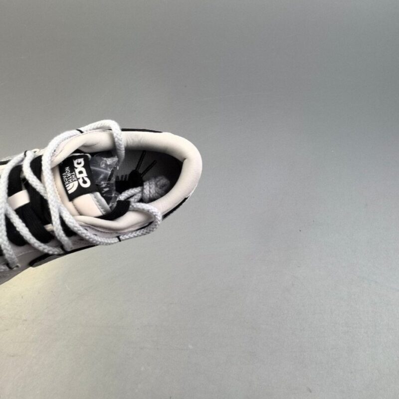 【AT3107】MLB x Nike Dunk SB Low MLB x ナイキダンクSBロー このシューズは、クリーム色のレザーをメインカラーとし、クリーム色のフレームカバーレイヤーを組み合わせて、シューズが非常に汎用性のあるものになるようにしています。シューズの舌にはMLBの文字が入っており、さらに派手に見せています。