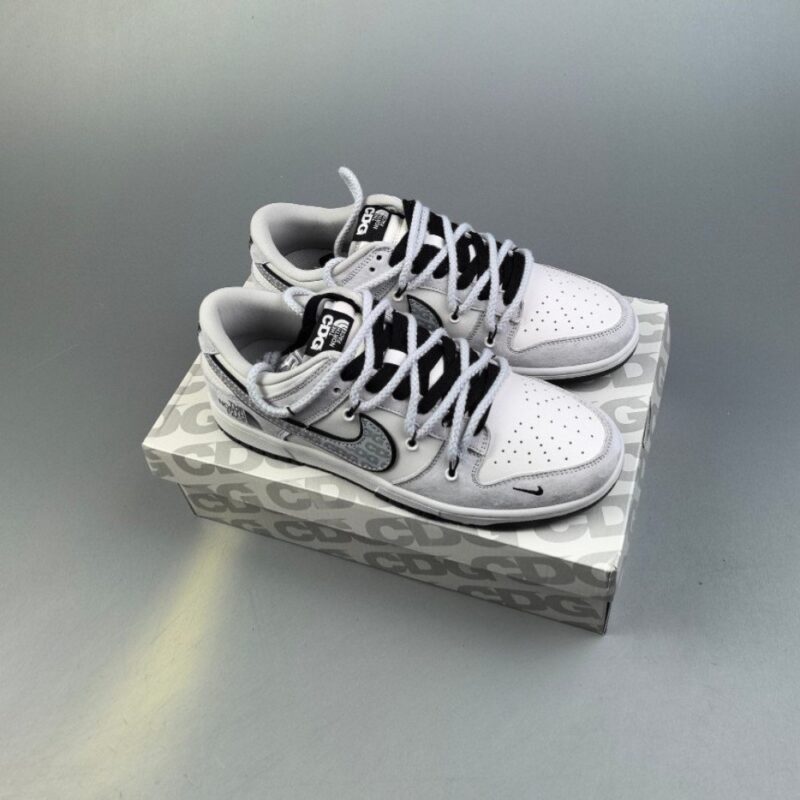 【AT3107】MLB x Nike Dunk SB Low MLB x ナイキダンクSBロー このシューズは、クリーム色のレザーをメインカラーとし、クリーム色のフレームカバーレイヤーを組み合わせて、シューズが非常に汎用性のあるものになるようにしています。シューズの舌にはMLBの文字が入っており、さらに派手に見せています。