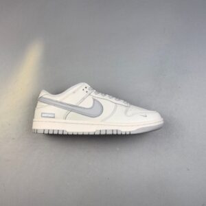 【AT3108】Undefeated x Nike Dunk SB Low Und x ナイキダンクSBロー コラボレーション ホワイトグレー。シューズのベースカラーは白色で、非常に汎用性があります。また、Swooshロゴのディテールパッチはシルバーで作られており、さらにクールに見えます。