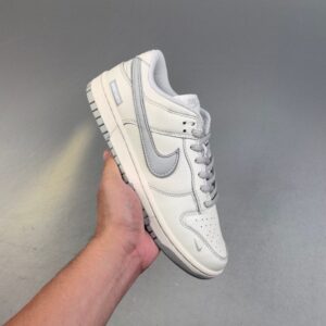 【AT3108】Undefeated x Nike Dunk SB Low Und x ナイキダンクSBロー コラボレーション ホワイトグレー。シューズのベースカラーは白色で、非常に汎用性があります。また、Swooshロゴのディテールパッチはシルバーで作られており、さらにクールに見えます。