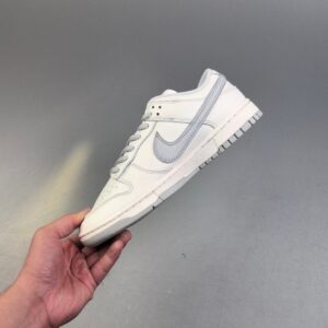 【AT3108】Undefeated x Nike Dunk SB Low Und x ナイキダンクSBロー コラボレーション ホワイトグレー。シューズのベースカラーは白色で、非常に汎用性があります。また、Swooshロゴのディテールパッチはシルバーで作られており、さらにクールに見えます。
