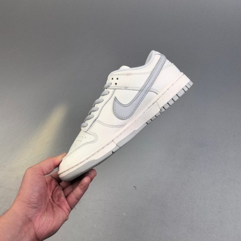 【AT3108】Undefeated x Nike Dunk SB Low Und x ナイキダンクSBロー コラボレーション ホワイトグレー。シューズのベースカラーは白色で、非常に汎用性があります。また、Swooshロゴのディテールパッチはシルバーで作られており、さらにクールに見えます。