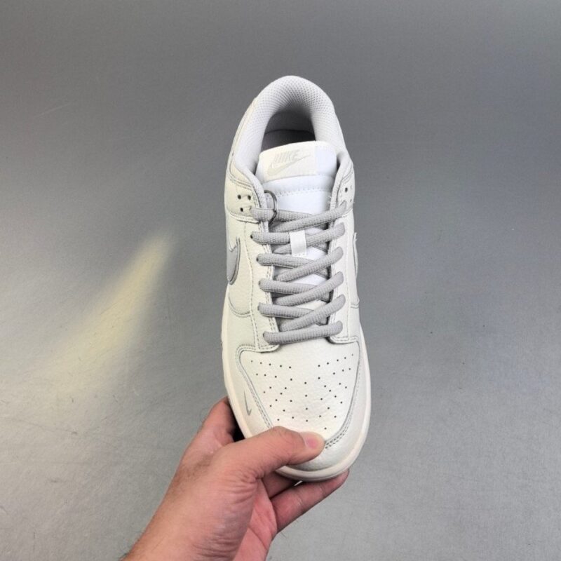 【AT3108】Undefeated x Nike Dunk SB Low Und x ナイキダンクSBロー コラボレーション ホワイトグレー。シューズのベースカラーは白色で、非常に汎用性があります。また、Swooshロゴのディテールパッチはシルバーで作られており、さらにクールに見えます。