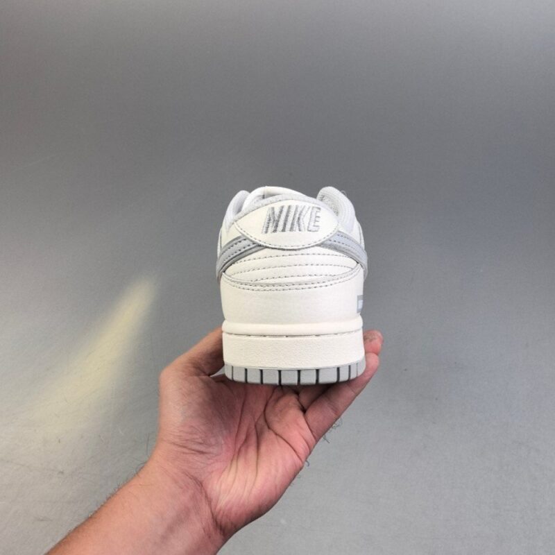 【AT3108】Undefeated x Nike Dunk SB Low Und x ナイキダンクSBロー コラボレーション ホワイトグレー。シューズのベースカラーは白色で、非常に汎用性があります。また、Swooshロゴのディテールパッチはシルバーで作られており、さらにクールに見えます。