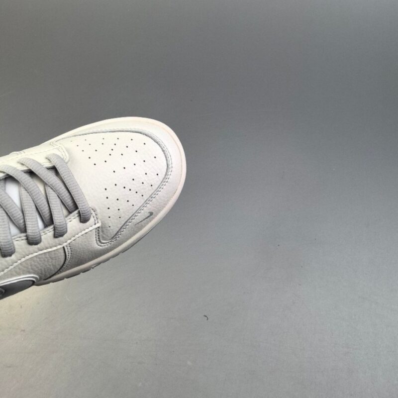 【AT3108】Undefeated x Nike Dunk SB Low Und x ナイキダンクSBロー コラボレーション ホワイトグレー。シューズのベースカラーは白色で、非常に汎用性があります。また、Swooshロゴのディテールパッチはシルバーで作られており、さらにクールに見えます。