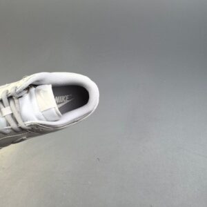【AT3108】Undefeated x Nike Dunk SB Low Und x ナイキダンクSBロー コラボレーション ホワイトグレー。シューズのベースカラーは白色で、非常に汎用性があります。また、Swooshロゴのディテールパッチはシルバーで作られており、さらにクールに見えます。