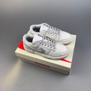 【AT3108】Undefeated x Nike Dunk SB Low Und x ナイキダンクSBロー コラボレーション ホワイトグレー。シューズのベースカラーは白色で、非常に汎用性があります。また、Swooshロゴのディテールパッチはシルバーで作られており、さらにクールに見えます。