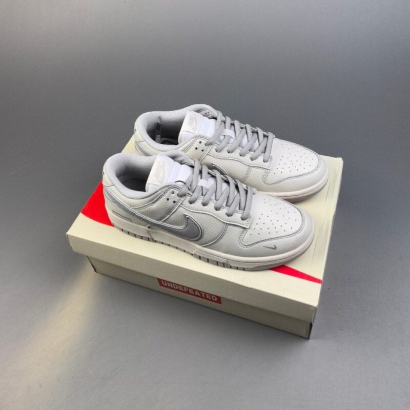 【AT3108】Undefeated x Nike Dunk SB Low Und x ナイキダンクSBロー コラボレーション ホワイトグレー。シューズのベースカラーは白色で、非常に汎用性があります。また、Swooshロゴのディテールパッチはシルバーで作られており、さらにクールに見えます。