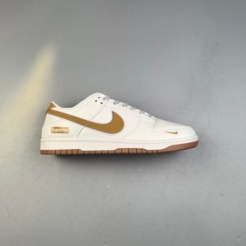 【AT3109】Supreme x Nike Dunk SB LowのSup x Nike SB Lowコラボレーションのホワイトイエロー。靴のボディのメインカラーはホワイトで、インテリアには黄色のSwooshロゴの装飾パッチが使用され、白色の縁取りが施されており、よりクールな雰囲気を演出しています。
