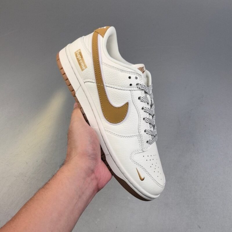 【AT3109】Supreme x Nike Dunk SB LowのSup x Nike SB Lowコラボレーションのホワイトイエロー。靴のボディのメインカラーはホワイトで、インテリアには黄色のSwooshロゴの装飾パッチが使用され、白色の縁取りが施されており、よりクールな雰囲気を演出しています。