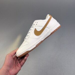 【AT3109】Supreme x Nike Dunk SB LowのSup x Nike SB Lowコラボレーションのホワイトイエロー。靴のボディのメインカラーはホワイトで、インテリアには黄色のSwooshロゴの装飾パッチが使用され、白色の縁取りが施されており、よりクールな雰囲気を演出しています。