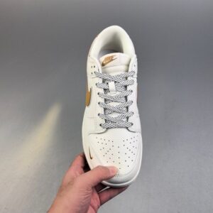 【AT3109】Supreme x Nike Dunk SB LowのSup x Nike SB Lowコラボレーションのホワイトイエロー。靴のボディのメインカラーはホワイトで、インテリアには黄色のSwooshロゴの装飾パッチが使用され、白色の縁取りが施されており、よりクールな雰囲気を演出しています。
