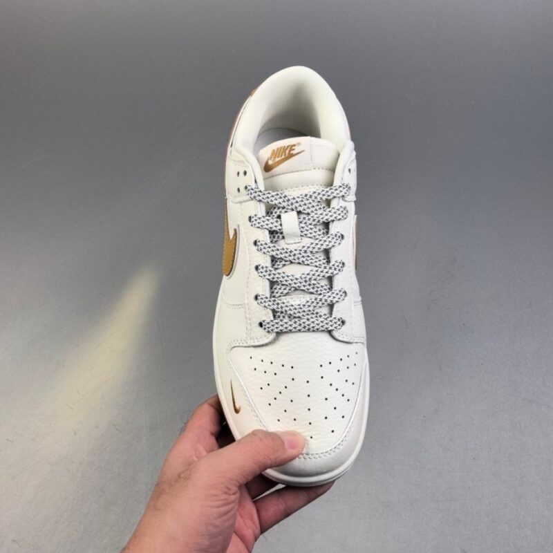 【AT3109】Supreme x Nike Dunk SB LowのSup x Nike SB Lowコラボレーションのホワイトイエロー。靴のボディのメインカラーはホワイトで、インテリアには黄色のSwooshロゴの装飾パッチが使用され、白色の縁取りが施されており、よりクールな雰囲気を演出しています。