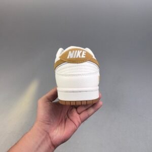 【AT3109】Supreme x Nike Dunk SB LowのSup x Nike SB Lowコラボレーションのホワイトイエロー。靴のボディのメインカラーはホワイトで、インテリアには黄色のSwooshロゴの装飾パッチが使用され、白色の縁取りが施されており、よりクールな雰囲気を演出しています。