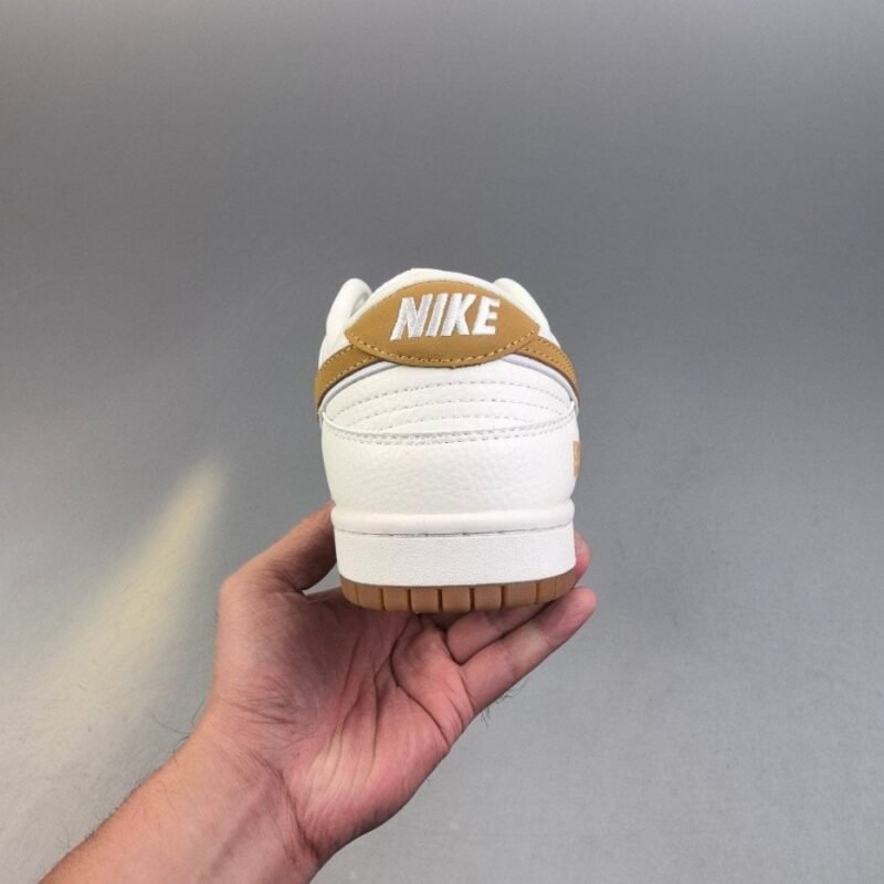 【AT3109】Supreme x Nike Dunk SB LowのSup x Nike SB Lowコラボレーションのホワイトイエロー。靴のボディのメインカラーはホワイトで、インテリアには黄色のSwooshロゴの装飾パッチが使用され、白色の縁取りが施されており、よりクールな雰囲気を演出しています。