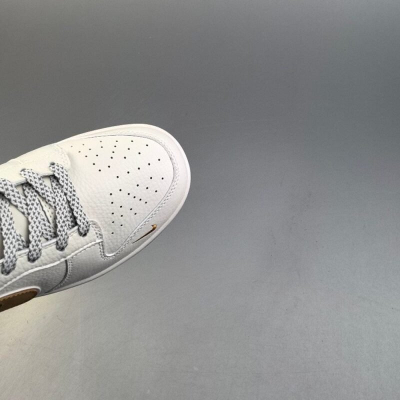 【AT3109】Supreme x Nike Dunk SB LowのSup x Nike SB Lowコラボレーションのホワイトイエロー。靴のボディのメインカラーはホワイトで、インテリアには黄色のSwooshロゴの装飾パッチが使用され、白色の縁取りが施されており、よりクールな雰囲気を演出しています。