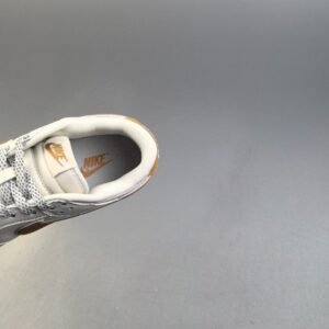 【AT3109】Supreme x Nike Dunk SB LowのSup x Nike SB Lowコラボレーションのホワイトイエロー。靴のボディのメインカラーはホワイトで、インテリアには黄色のSwooshロゴの装飾パッチが使用され、白色の縁取りが施されており、よりクールな雰囲気を演出しています。