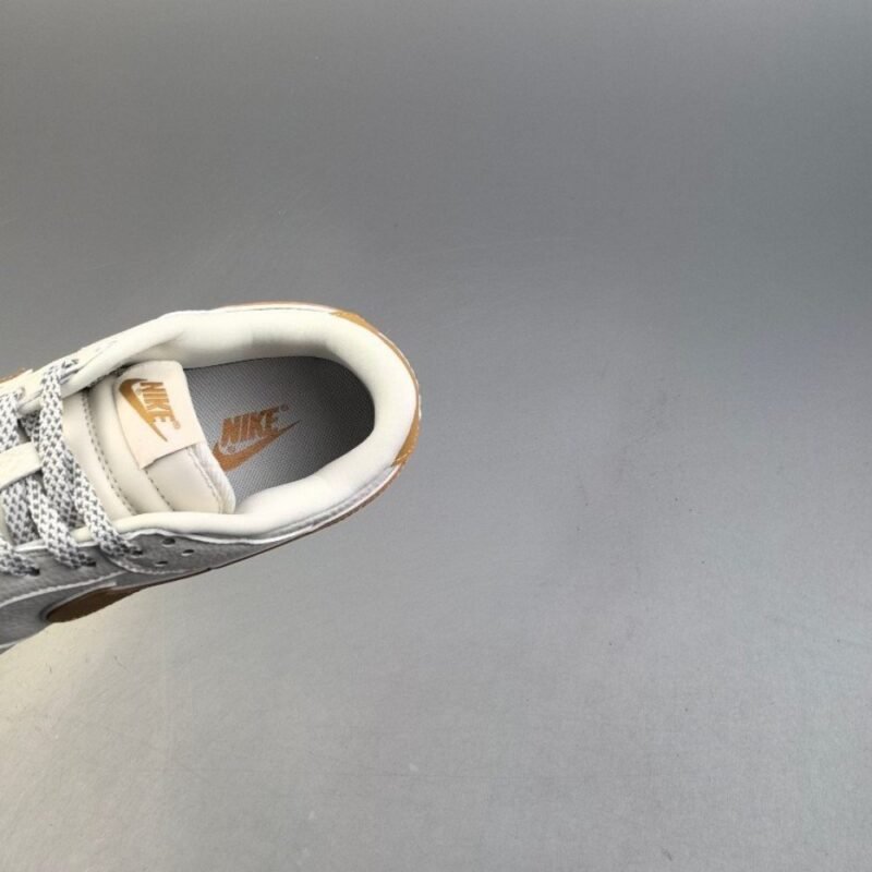 【AT3109】Supreme x Nike Dunk SB LowのSup x Nike SB Lowコラボレーションのホワイトイエロー。靴のボディのメインカラーはホワイトで、インテリアには黄色のSwooshロゴの装飾パッチが使用され、白色の縁取りが施されており、よりクールな雰囲気を演出しています。