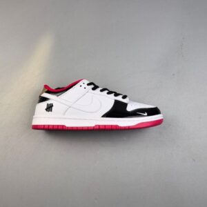 【AT3110】Undefeated x Nike Dunk SB Low Und x ナイキ SB ロー コラボ ホワイト ブラック レッド パテントレザー。シューズは白いレザーを主役にし、黒いパテントレザーフレームカバーでアクセントを加え、とても万能なデザインになっています。シューズの舌にはUndefeatedのロゴが入っており、よりクールな印象を与えます。