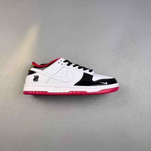 【AT3110】Undefeated x Nike Dunk SB Low Und x ナイキ SB ロー コラボ ホワイト ブラック レッド パテントレザー。シューズは白いレザーを主役にし、黒いパテントレザーフレームカバーでアクセントを加え、とても万能なデザインになっています。シューズの舌にはUndefeatedのロゴが入っており、よりクールな印象を与えます。