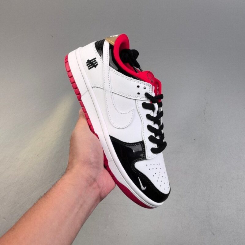 【AT3110】Undefeated x Nike Dunk SB Low Und x ナイキ SB ロー コラボ ホワイト ブラック レッド パテントレザー。シューズは白いレザーを主役にし、黒いパテントレザーフレームカバーでアクセントを加え、とても万能なデザインになっています。シューズの舌にはUndefeatedのロゴが入っており、よりクールな印象を与えます。